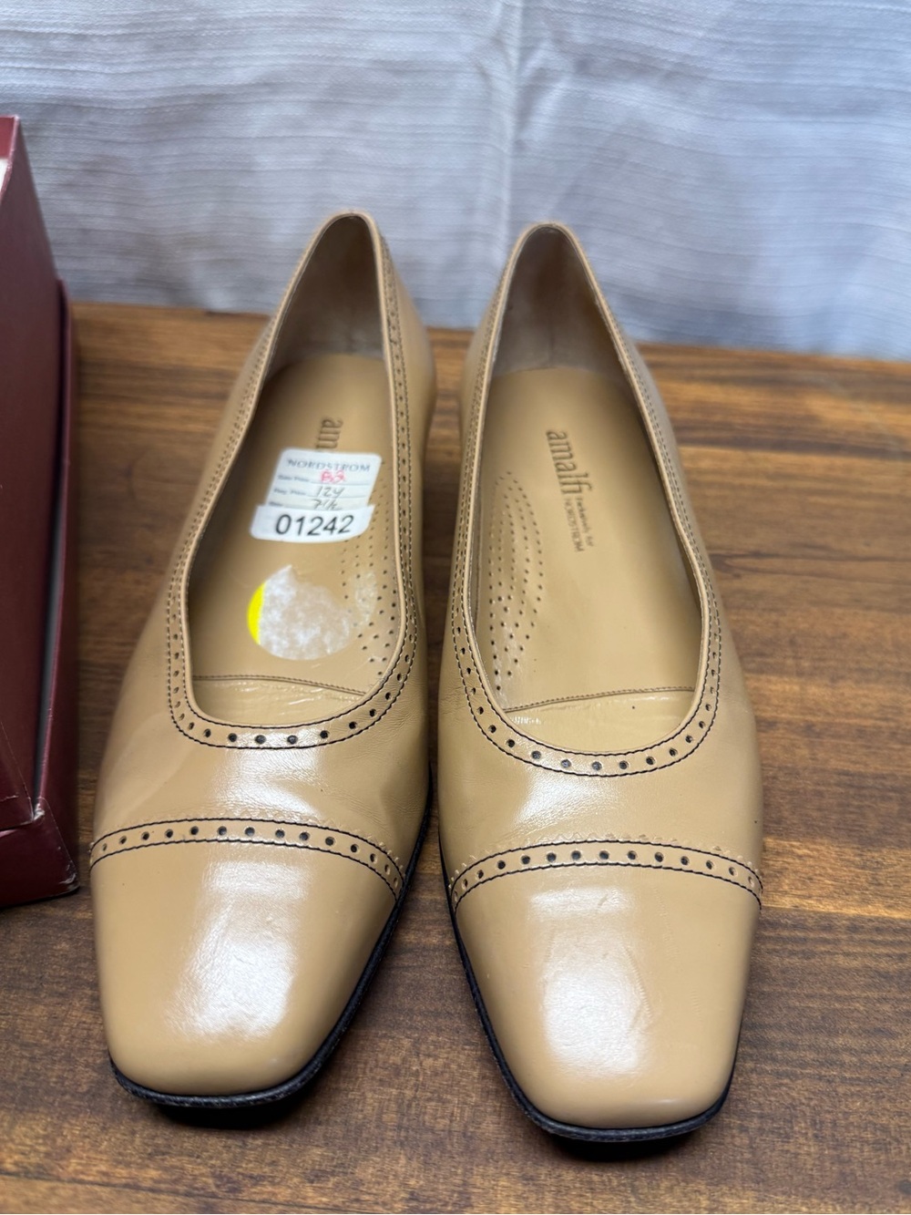 Amalfi Nordstrom Tan Leather Brogue Low 1” Heel Pumps Shoes Sz 7.5 w/Box Square